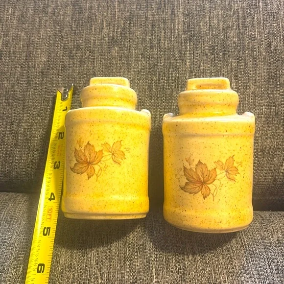 Mid-Century Yellow Leaf Salt & Pepper Shakers - Thanksgiving - Picture 5 of 5